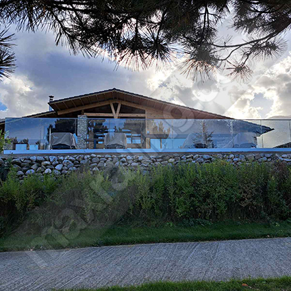 Стъклен парапет с алуминиев профил